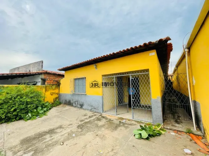 Casa à venda em Macaúba  Excelente localização na Av. Prof. Valter Alencar