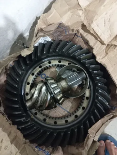 Pião e coroa Mercedes 8/39 reduzido