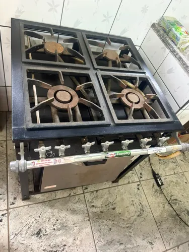 Fogão industrial de ferro 4 bocas com forno usado uma vez