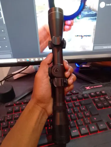 Luneta com aumento fixo de 4x e objetiva de 32mm, ideal para quem busca mais precisão nos