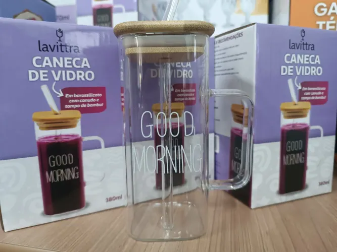Caneca de vidro com canudo