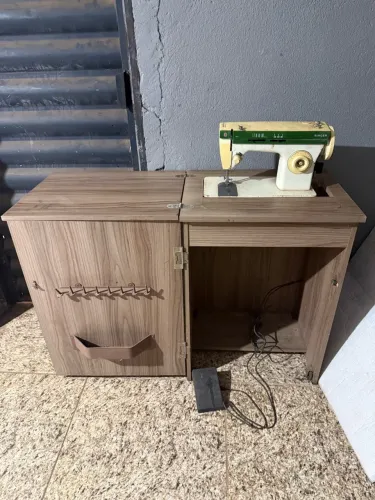Máquina de costura SINGER + mesa dobrável + pedal