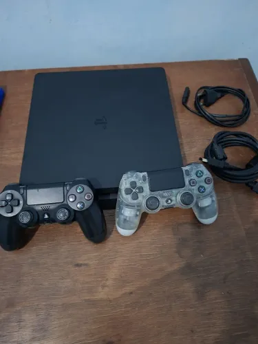 PS4 Slim com controles