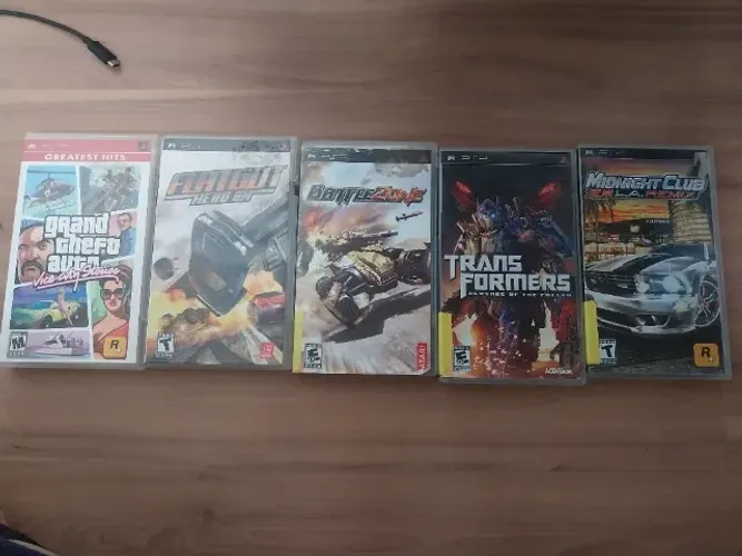 Lote de jogos de PSP não testados um com defeito