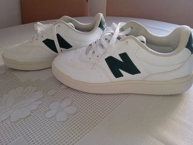 Vendo tênis de marca nas cores Branco e verde