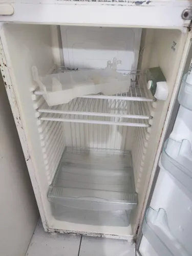 Geladeira sem funcionar (doação da carcaça e peças)