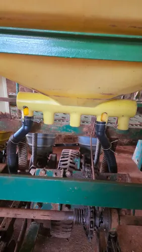 Plantadeira PST2 Tatú de 5 linhas plantio direto. Toda revisada, pneus e hidráulica novos