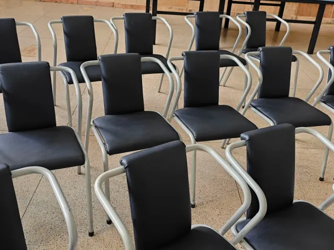 Lote + de 170 Cadeiras de ferro, estofadas e com braço. Ideal para igrejas ou auditórios.