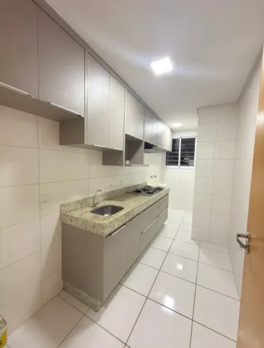 Alugo apartamento de 2/4 no Residencial Mediterrâneo, com armários e ar condicionado