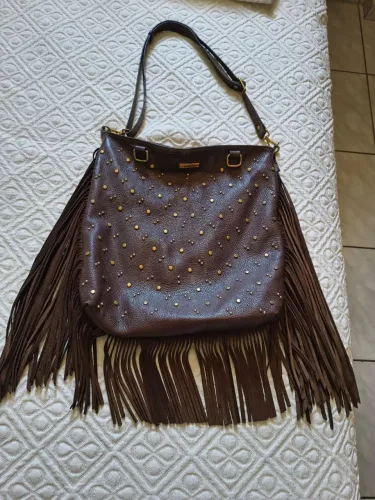 Bolsa de couro marrom com franjas