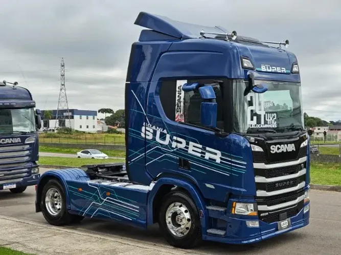 Scania R460 Super 4x2 Ano 2024 Farol de teto e grade Interna nova automático geladeira