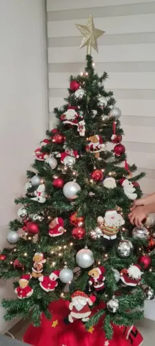 Arvore de Natal 1,60 com bolas brilhantes de enfeite