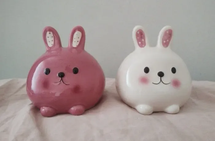 Par de cofrinhos de cerâmica em formato de coelho