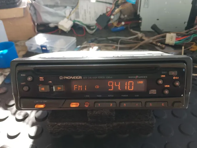 Rádio Pioneer DEH 346 em excelente estado de conservação