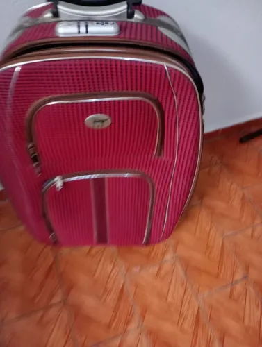 Mala de viagem semi nova sem marca de uso