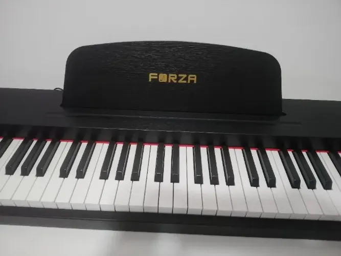 Piano digital novo