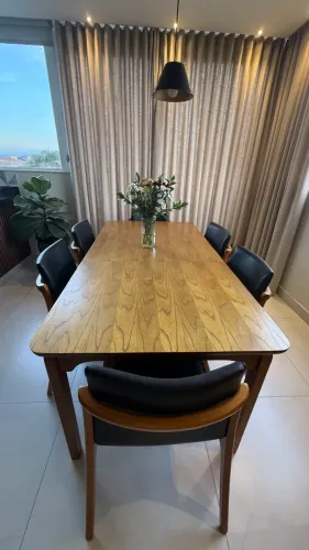 Mesa de jantar em Imbuia Mel + 6 cadeiras ? excelente estado