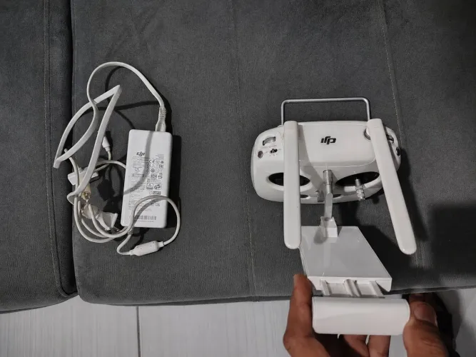 rádio controle e carregador e lente óptica do Phantom 4
