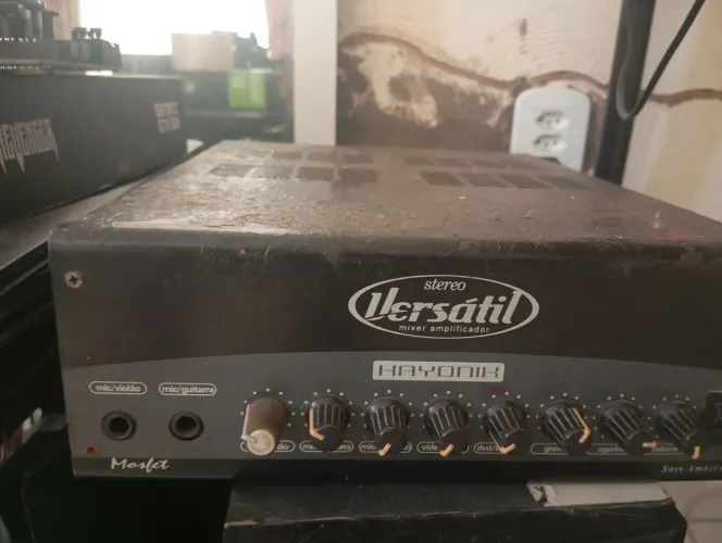 Amplificador e caixas de som