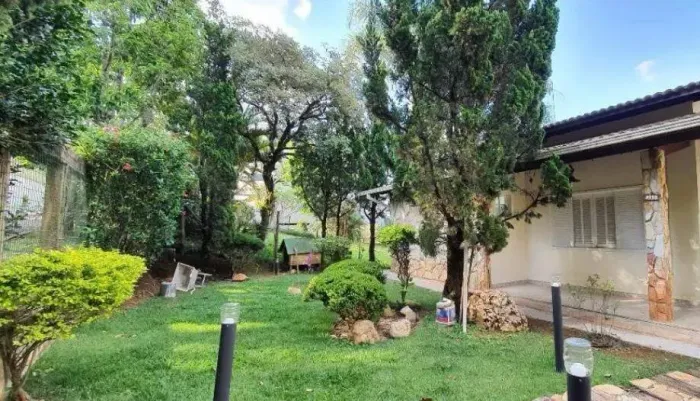 Casa no Condomínio Vila do Ouro com 560m², 3 suítes e vagas para 6 carros - Nova Lima