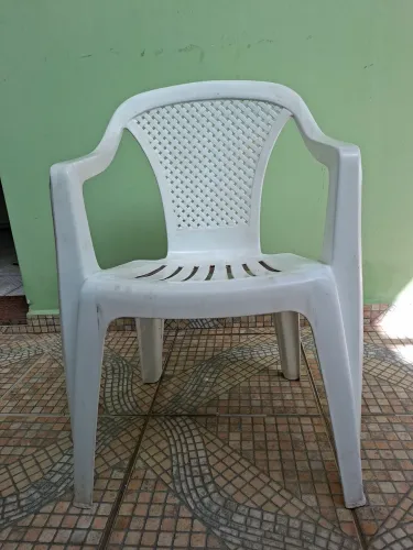 Cadeira de plástico branca com braços