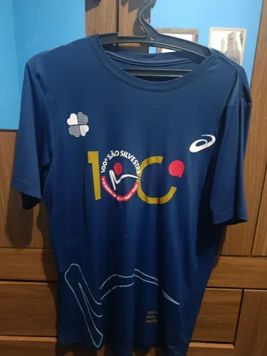 Camiseta são silvestre centenaria usada por eu . Camisa ainda em uso , com pódios.