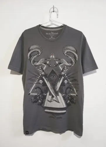 Camiseta Marc Ecko Cut & Sew "The Watcher" - Tam. M
