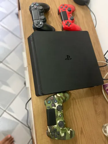 Vendo ps4 com 2 controles