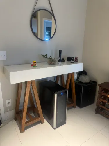 Aparador retangular offwhite com pernas em cavalete