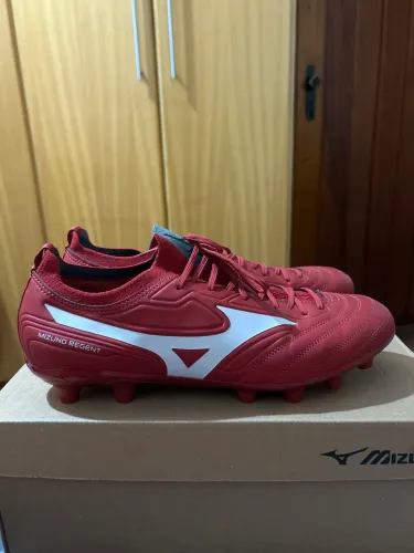 Chuteira Mizuno de campo vermelha, tamanho 43, nunca usada antes