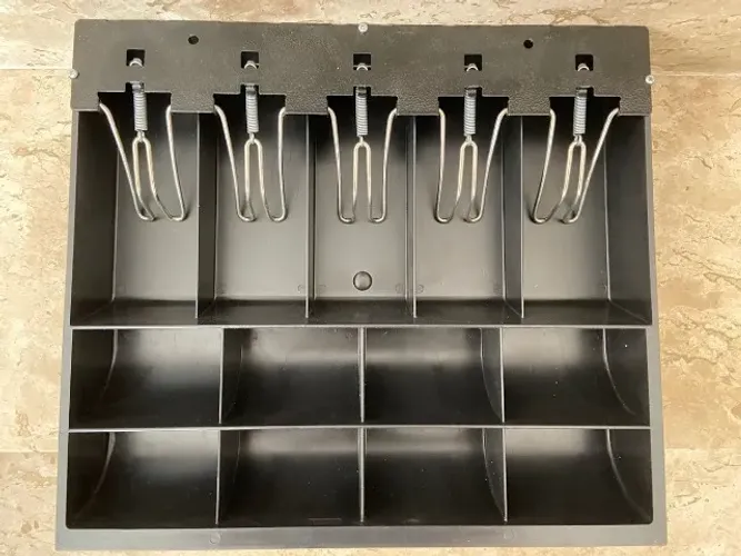 Porta cédulas e moedas com prendedor metálico - Menno