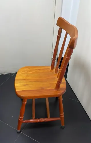 Vendo 2 cadeiras de madeira maciça!