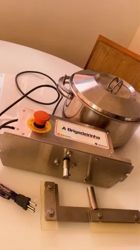 Panela mexedora de brigadeiro 6 litros da Brigadeirinha.