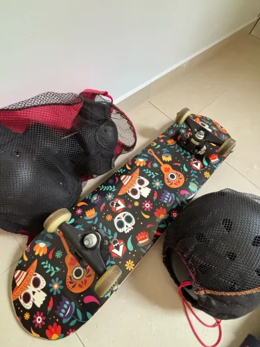 Skate caveira mexicana e equipamentos de proteção