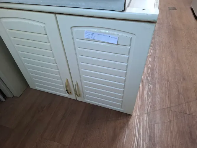 ARMÁRIO BRANCO CHINFRADO COM 2 PORTAS E 1 PRATELEIRA INTERNA. MEDIDAS 62A X 79,7L X 32,7