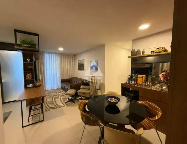 Botafogo! Apartamento, varanda, dois quartos, suite com closet, infraestrutura, uma vaga,