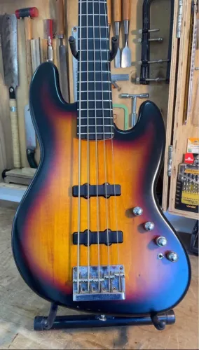 Jazz bass Squier deluxe V ativo