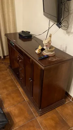 Móvel de madeira maciça. Pode ser usado como rack.