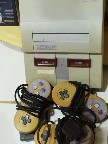 Console Nintendo e cartuchos.