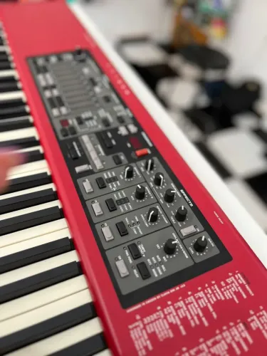 Vende-se teclado Nord electro 3 HP novíssimo vem com pedal + case com rodinhas 