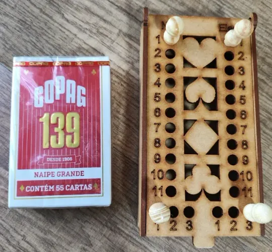 Estojo e Marcador de pontos e partidas para jogo de Truco + Baralho na cor Vermelha - Novo