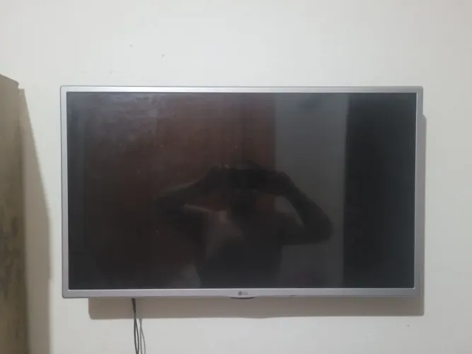 LG 32 Smatr TV. Porém so pega com cabo de rede.