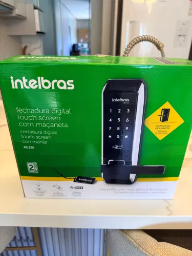 Fechadura digital Intelbras FR 320 com teclado touch screen.