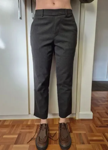 calça uniqlo reta alfaiararia grafite feminina 38/40