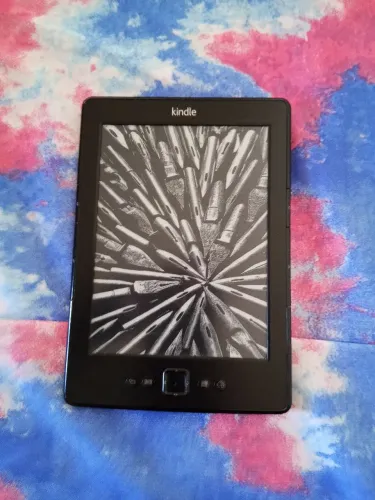 Kindle 4a geração 2 GB com teclas e dez livros