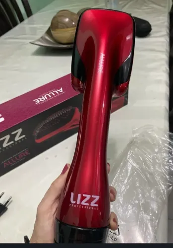 Escova LIZZ profissional seca e alisa ( nunca foi usada)