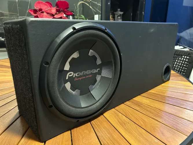 Caixa de som 80x20x30 + Subwoofer Pioneer Champion Series.