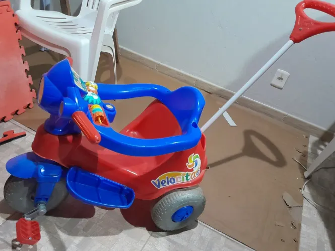 Vendo triciclo motoca infantil com haste de empurrar.