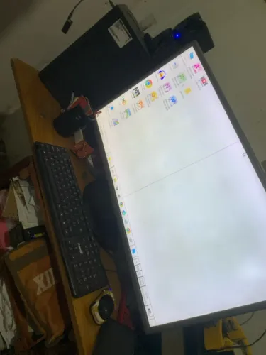 Tela de computador acompanhando pela CPU