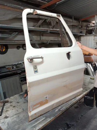 Porta F4000 lado carona